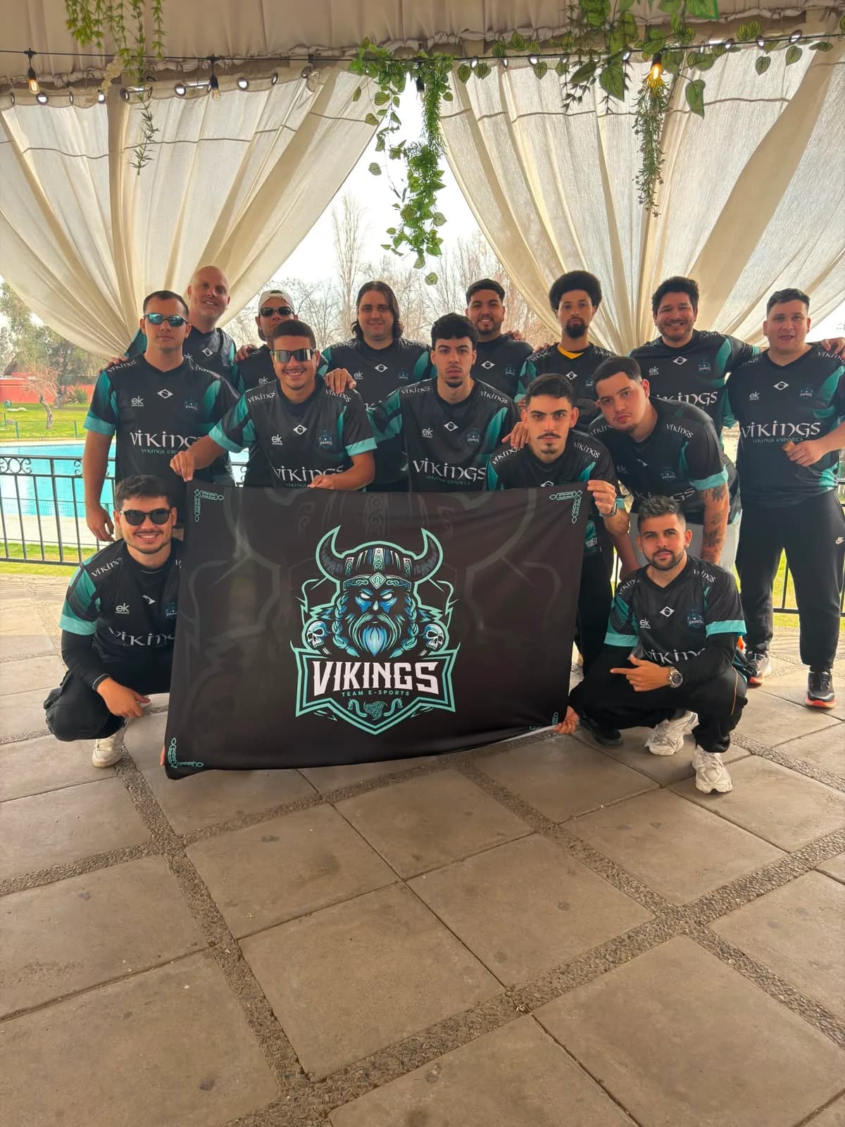 Elenco da Vikings Team E-sports com a bandeira da organização na Libertadores do Chile